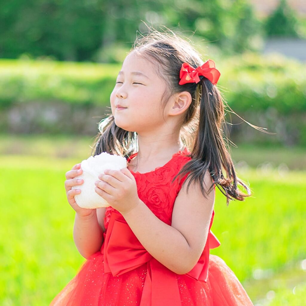 おにぎりを美味しそうに食べる女の子